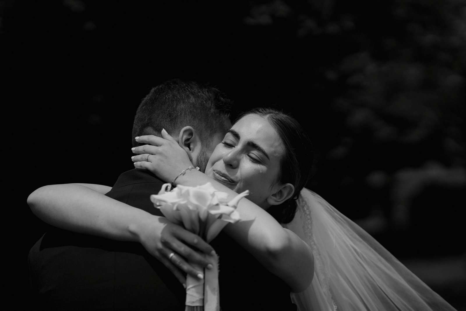 Novios abrazados emocionados en una boda en el Pazo de Cea, Galicia
